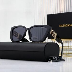NWT/NIB✨Balenciaga✨🖤 Black Sunglasses with Gold Detail